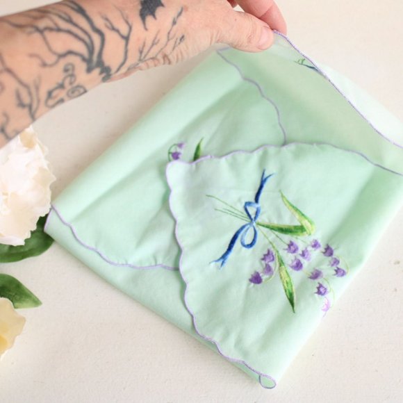 Vintage Bun Warmer, Mint Green Bread basket Liner, Embroidered Purple Flowers - Picture 10 of 10
